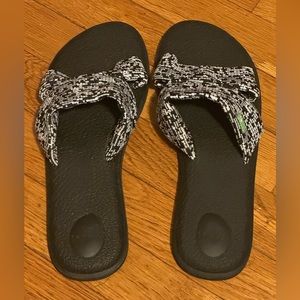 NEW Womens SANUK Black White Yoga Mat Capri Knit Sandals Slip On Shoes Size 10